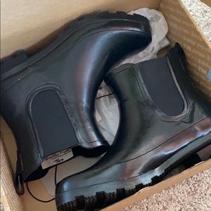 Short rain boots size 8